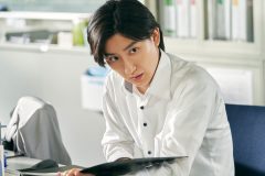 京本大我（SixTONES）が、影まとう代理教師“遠野先生”を怪演！映画『見える子ちゃん』本編映像公開