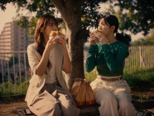 櫻坂46の中嶋優月と村山美羽が公園で“サムライマック”をほおばる、マクドナルド新CM『大人と公園』公開
