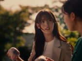 櫻坂46の中嶋優月と村山美羽が公園で“サムライマック”をほおばる、マクドナルド新CM『大人と公園』公開 - 画像一覧（7/11）