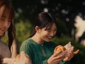 櫻坂46の中嶋優月と村山美羽が公園で“サムライマック”をほおばる、マクドナルド新CM『大人と公園』公開 - 画像一覧（9/11）