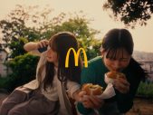 櫻坂46の中嶋優月と村山美羽が公園で“サムライマック”をほおばる、マクドナルド新CM『大人と公園』公開 - 画像一覧（11/11）
