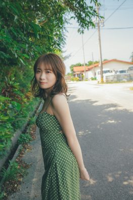 秋元真夏フォトブック『淡淡』発売決定！赤いワンピース姿や秋田犬とのたわむれショット公開