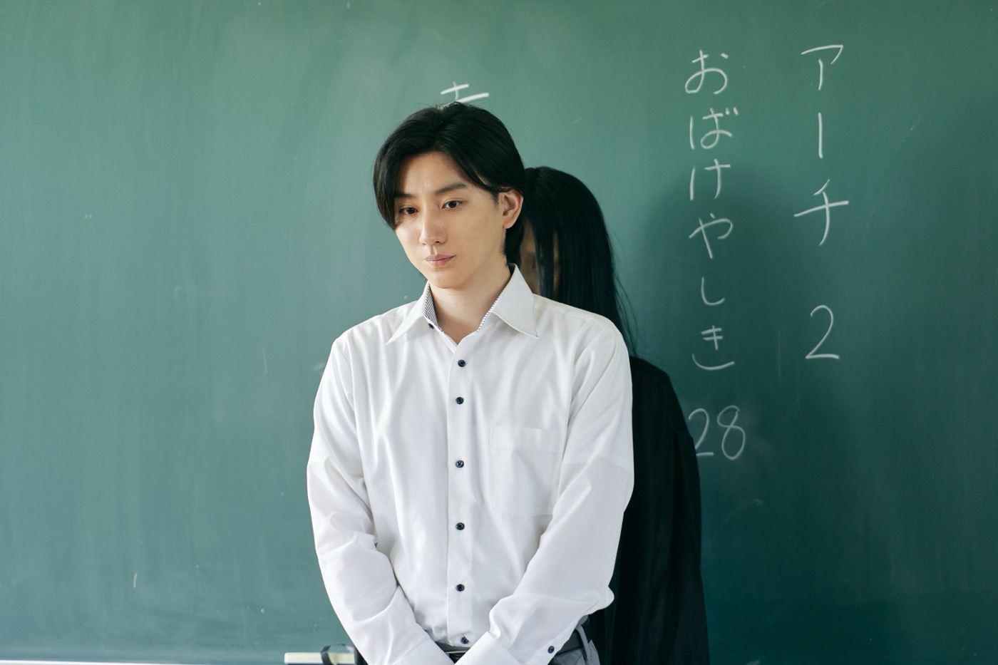 京本大我演じる代理教師らが貫き通す秘密とは!?映画『見える子ちゃん』よりネタバレ注意場面写真解禁 - 画像一覧（4/5）