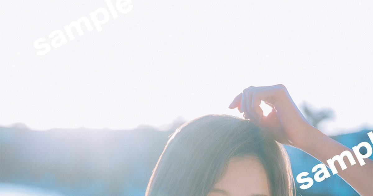 日向坂46富田鈴花1st写真集より女神感あふれる限定水着ポスター＆特製