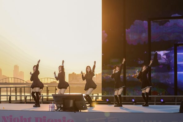 【ライブレポート】ILLIT、夕日が沈む漢江をバックに「Billyeoon Goyangi (Do the Dance)」初披露