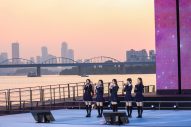 【ライブレポート】ILLIT、夕日が沈む漢江をバックに「Billyeoon Goyangi (Do the Dance)」初披露 - 画像一覧（3/4）