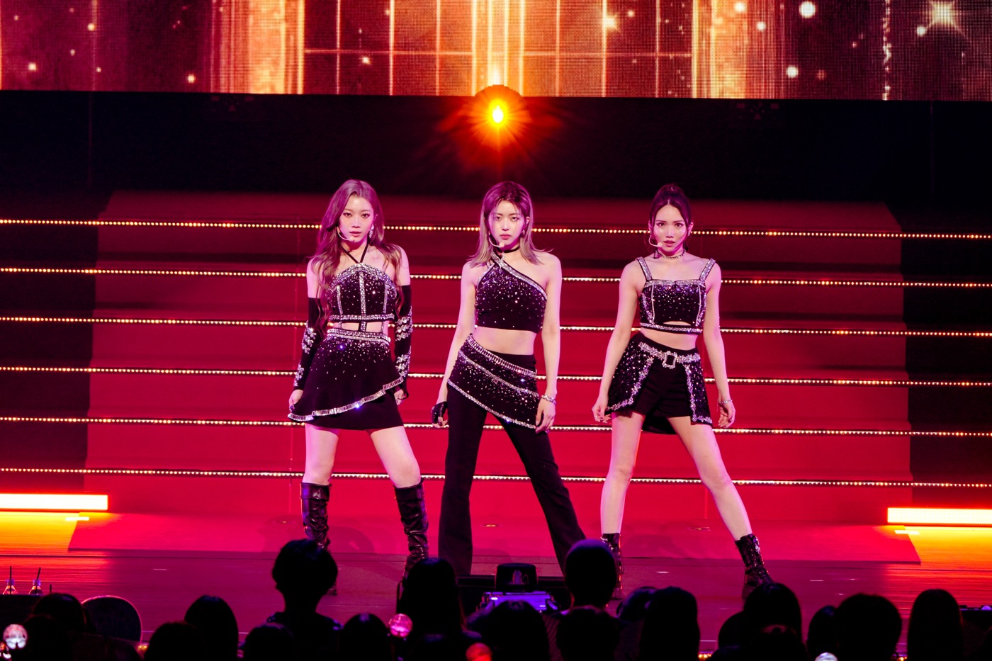 【ライブレポート】IS:SUE、デビュー1周年をファンと祝福「この先の全部の記念日を、REBORNと一緒にいられたら」