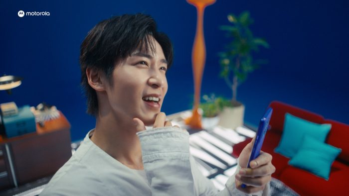 目黒蓮（Snow Man）モトローラ新TVCMのカオスな空間に思わず「やりすぎてるな～（笑）」