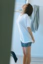 富田鈴花1st写真集より白Tシャツでの濡れ髪リラックス姿＆黄色のレトロワンピショット公開 - 画像一覧（1/2）