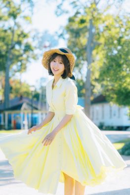 富田鈴花1st写真集より白Tシャツでの濡れ髪リラックス姿＆黄色のレトロワンピショット公開