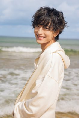 FANTASTICS木村慧人1st写真集『Palette』重版決定！海で爽やかな笑顔を見せるカットが初公開
