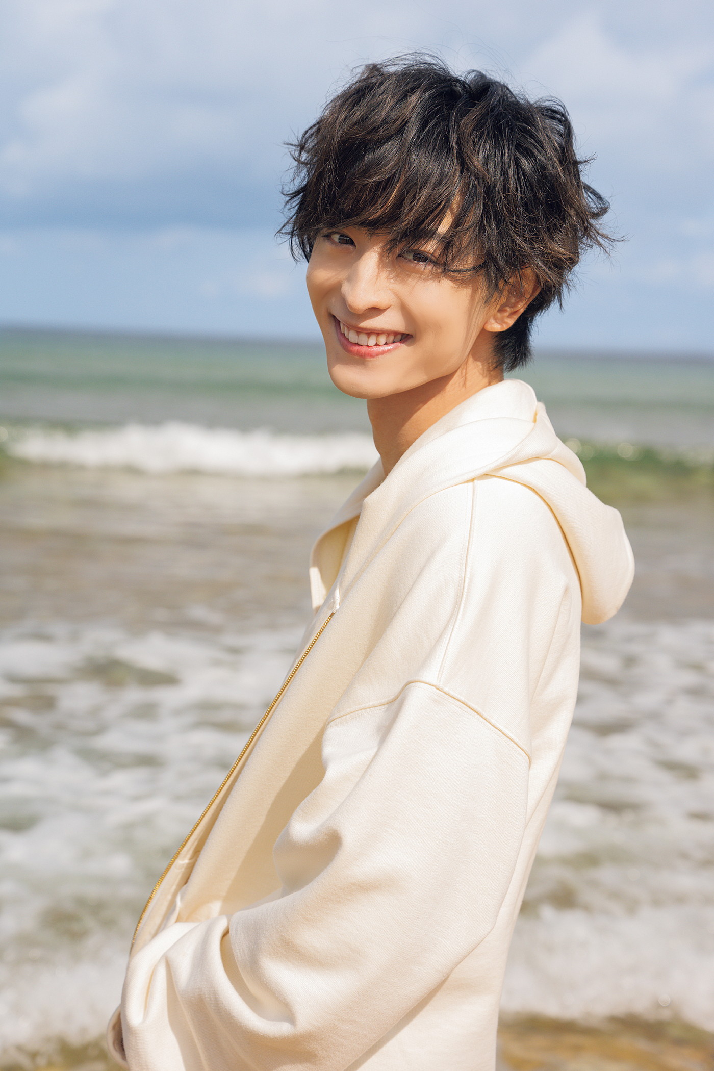 FANTASTICS木村慧人1st写真集『Palette』重版決定！海で爽やかな笑顔を見せるカットが初公開