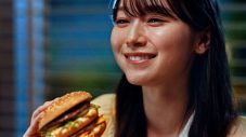 櫻坂46守屋麗奈が“ビッグマック”(R)を手に笑顔！新TVCMにて80年代名作アニメとコラボ - 画像一覧（2/10）