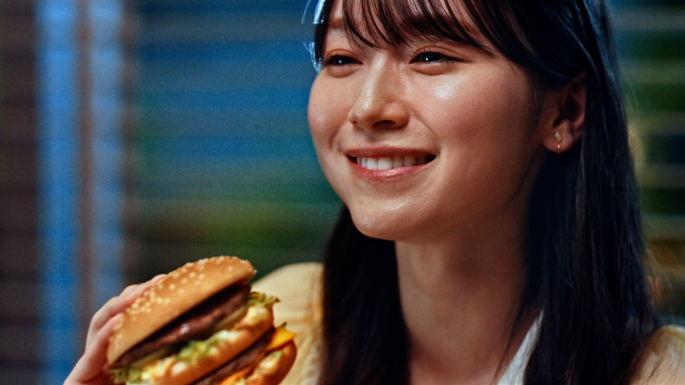 櫻坂46守屋麗奈が“ビッグマック”(R)を手に笑顔！新TVCMにて80年代名作アニメとコラボ