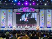 【ライブレポート】＝LOVE『SANRIO FES 2025』出演！話題の新曲「とくべチュ、して」に加えサンリオキャラとのコラボも - 画像一覧（2/5）