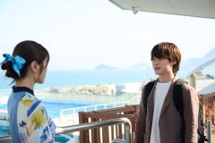 大橋和也×渋谷凪咲共演ドラマ『リベンジ・スパイ』第1話、花（渋谷）のキラキラ笑顔に優我（大橋）は思わず釘付けに