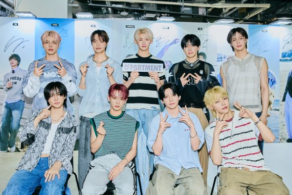 【レポート】&TEAMがK-POP総合デパートに緊急お忍び訪問！「僕たちの青春をたくさん見てね〜！」