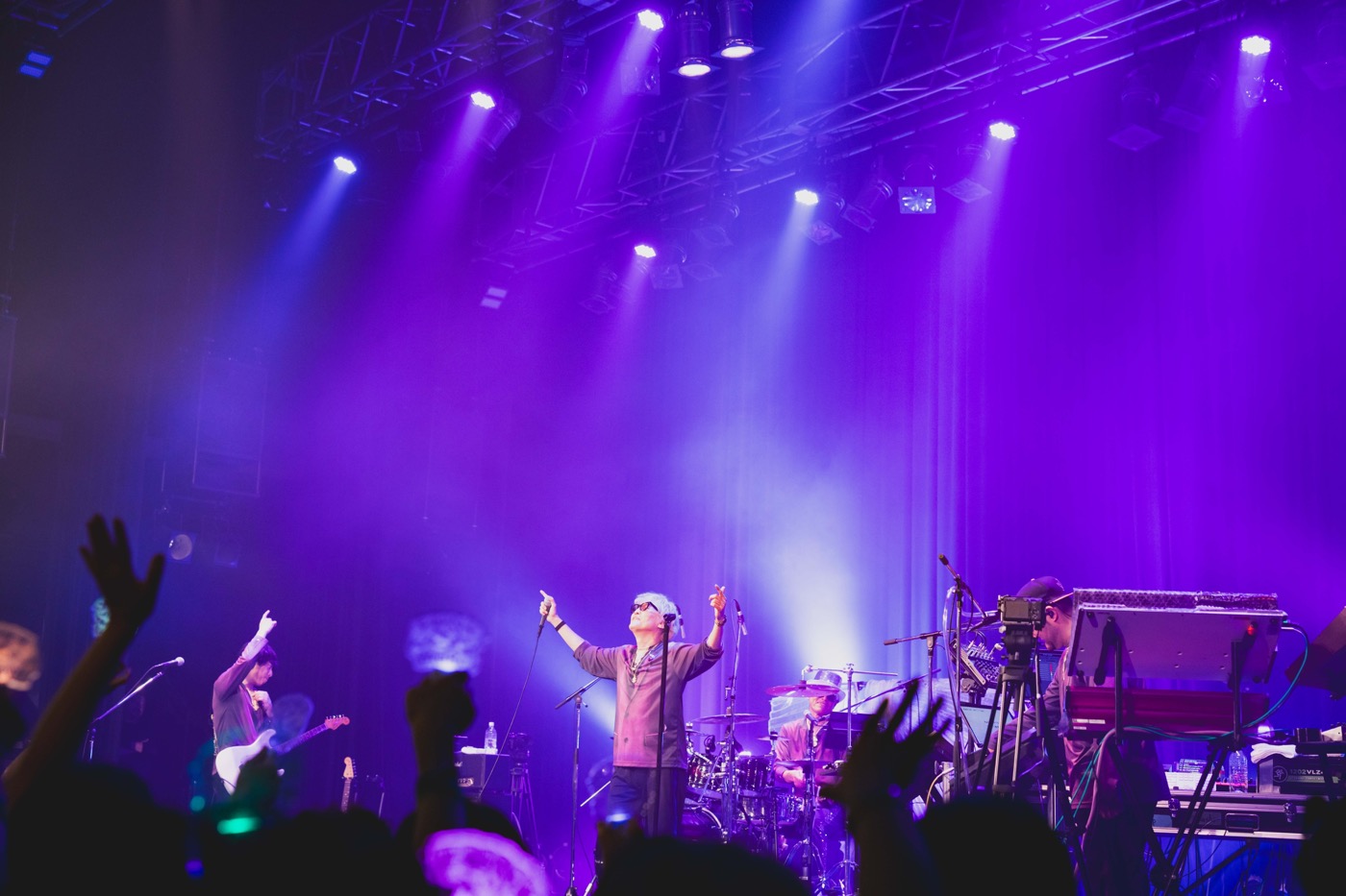 スガ シカオが立ち上げたパーティーファンク集団“ファンクザウルス”ツアー最終公演エムオン!にて独占放送