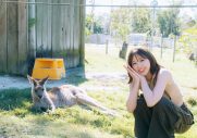 富田鈴花1st写真集より“カンガルーショット”解禁！カンガルーのカメラ目線が実現した粘り勝ちの一枚 - 画像一覧（1/2）