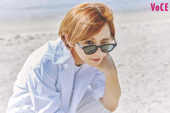 山田涼介『VOCE』連載で浜辺へ。夏の強い日差しのなか「眩しい！目が開かない！」