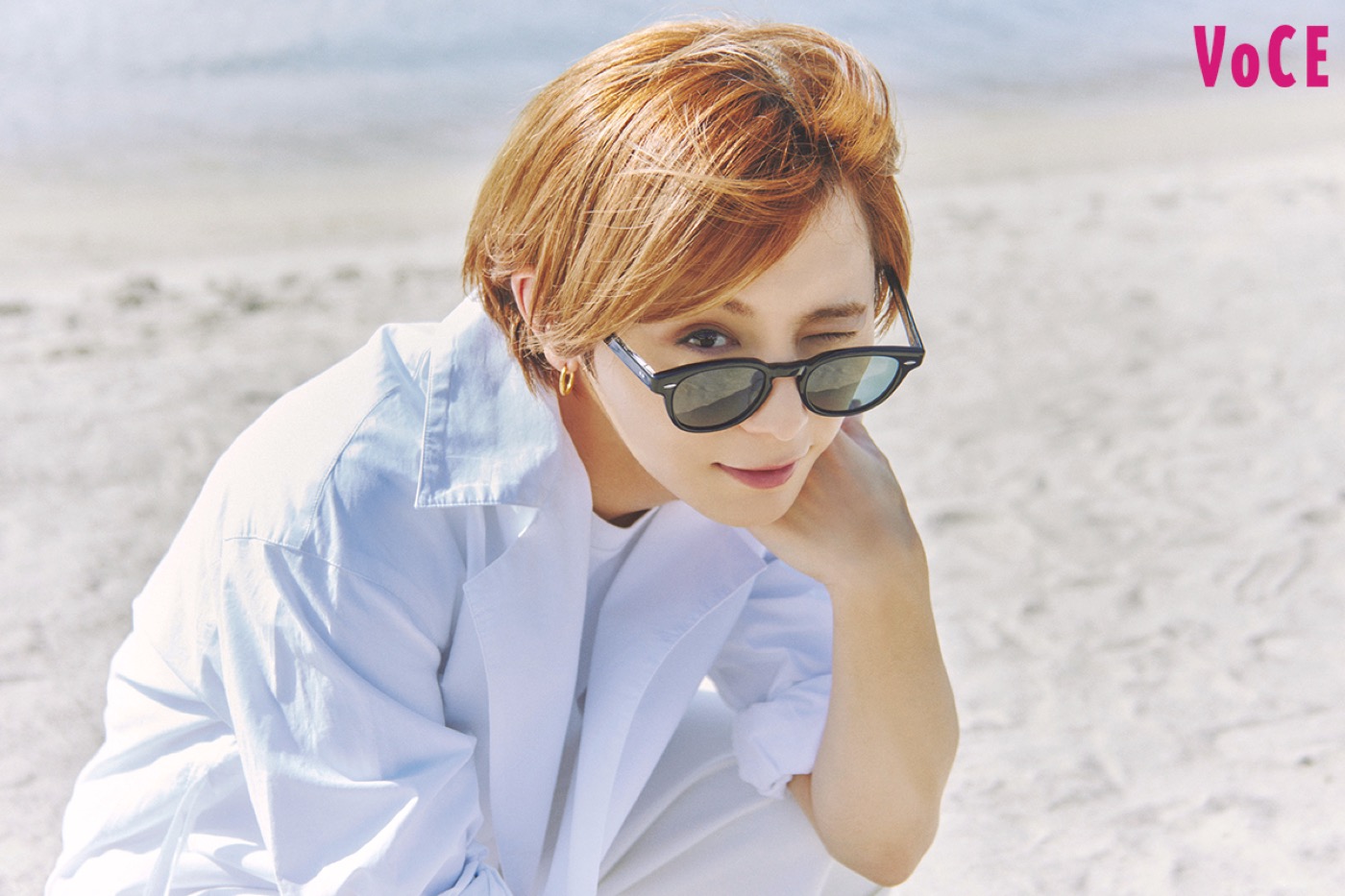 山田涼介『VOCE』連載で浜辺へ。夏の強い日差しのなか「眩しい！目が開かない！」