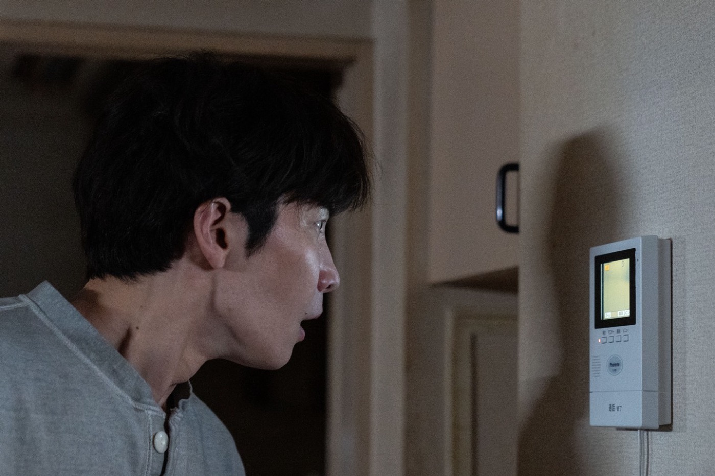 渡辺翔太「本当に皆さん、思った以上に恐いです！」映画『事故物件ゾク 恐い間取り』渡辺翔太の“本編鑑賞中映像”公開