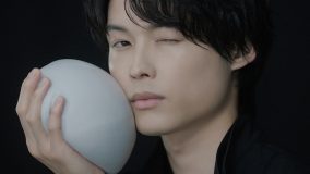 SixTONES松村北斗が出演する、高濃度炭酸泡洗顔「クリスタルホイップ ブラック」の新CMが完成