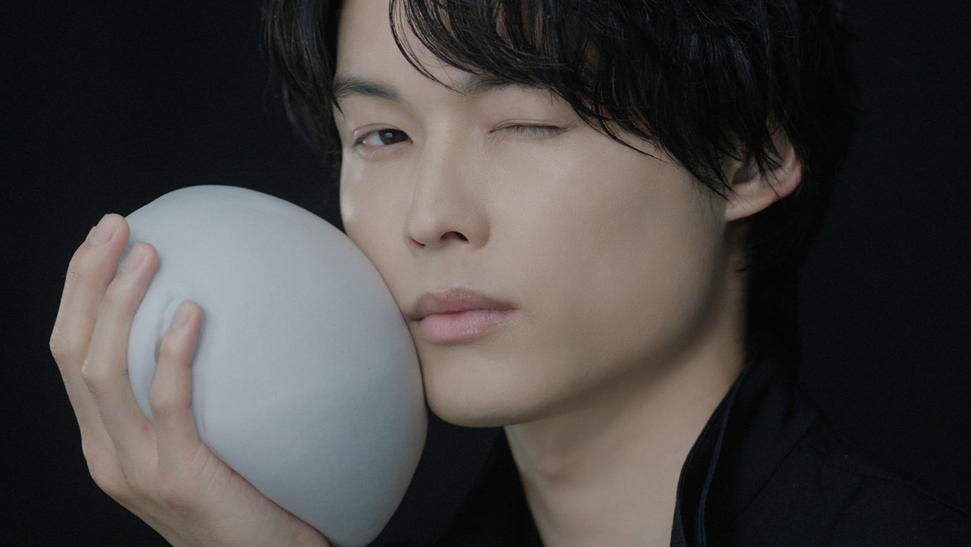 SixTONES松村北斗が出演する、高濃度炭酸泡洗顔「クリスタルホイップ ブラック」の新CMが完成