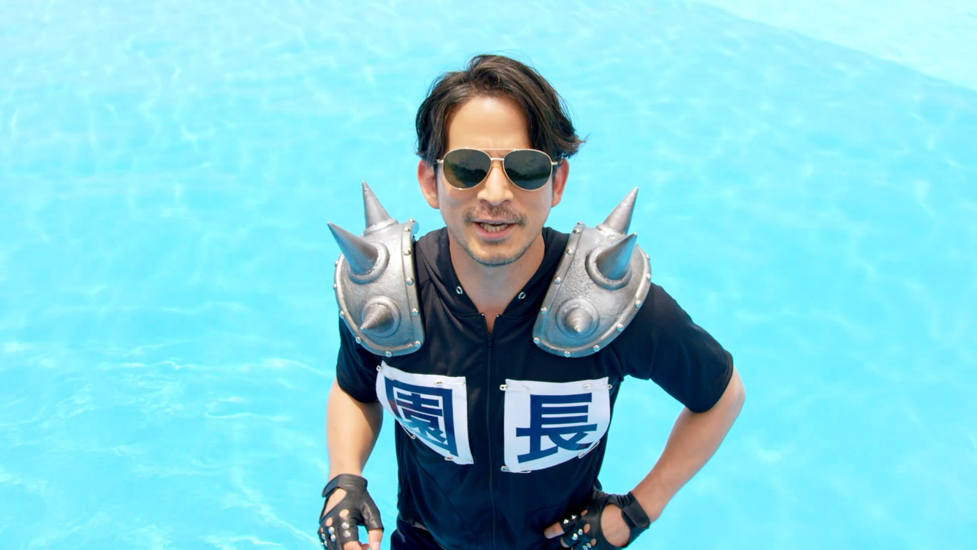 岡田准一演じる“超ひらパー兄さん/園長”がわずか2秒の歌声を披露！さらに、まさかの特大コラボレーションも発動