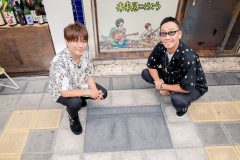 【レポート】コブクロ、結成の地である大阪・堺銀座商店街にて「足形モニュメント」除幕式に参加