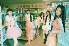 ILLIT、フリルやレースをあしらった“夢かわ”スタイルを公開！小道具としてケアベア(TM)も登場