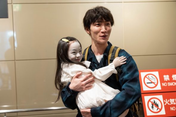 Snow Man渡辺翔太、子供お化けにメロメロ！映画『事故物件ゾク恐い間取り』ほっこりメイキング写真公開