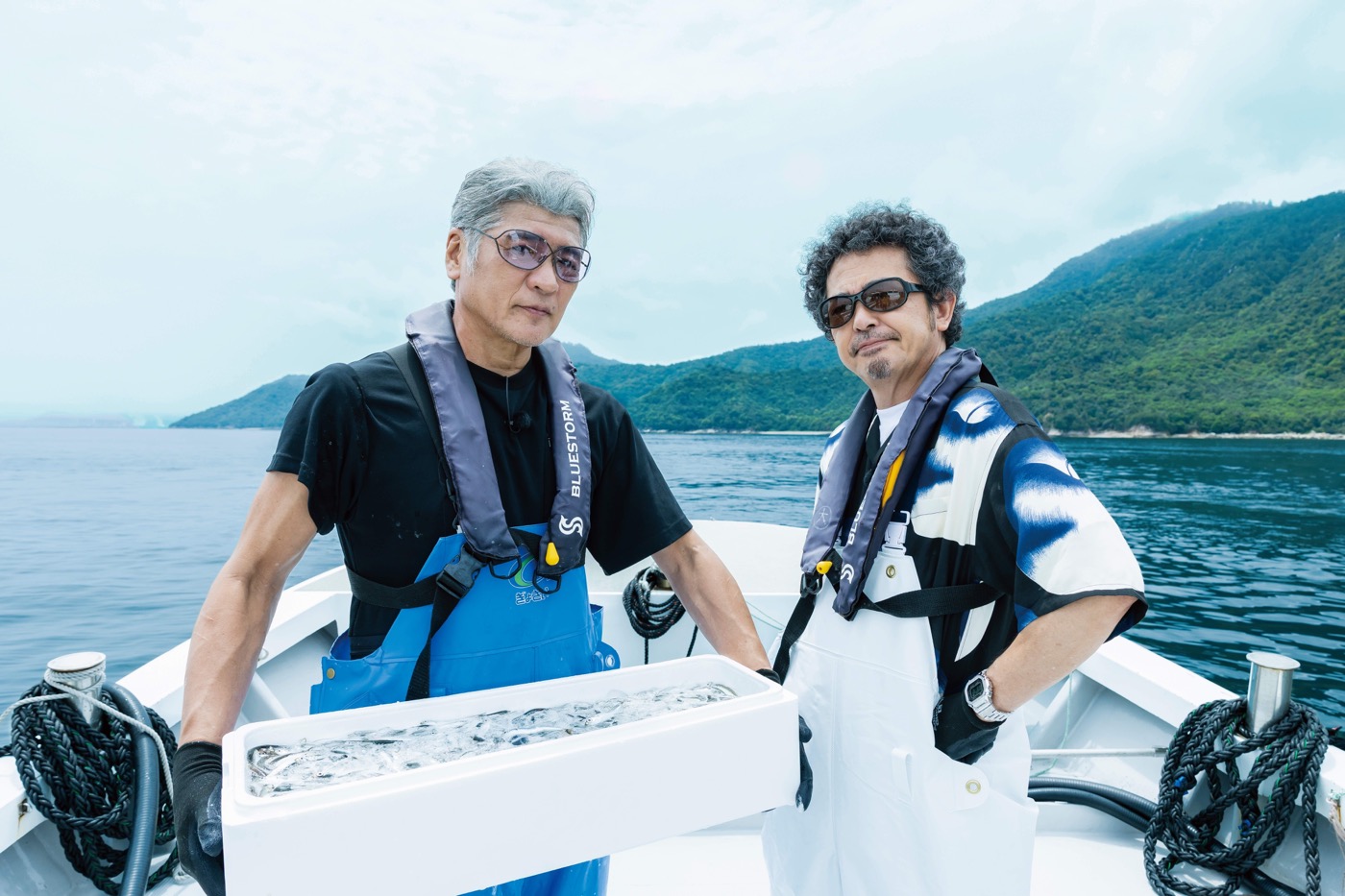 奥田民生と吉川晃司が、広島の夏の風物詩「小イワシ」を求めて瀬戸内海へ！「企画がシブすぎるじゃろ」（奥田民生）
