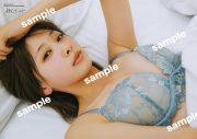 富田鈴花1st写真集、W特典付き写真集の特典絵柄が解禁！美麗ランジェリーポスターと「SUZUKA」衣装メッセージカード - 画像一覧（2/4）