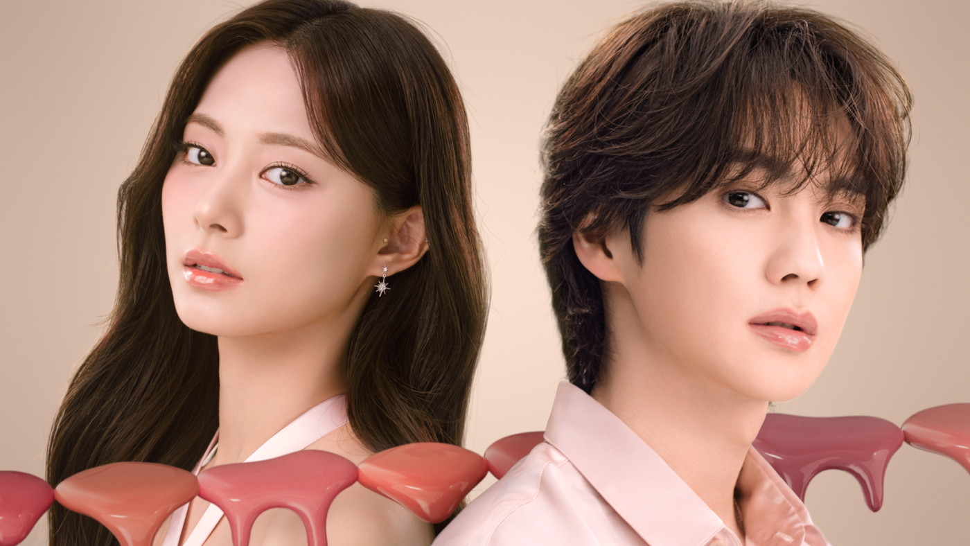 ツウィ＆吉野北⼈“ヴィセ”SP動画でクイズを展開！「ツウィのリップはどれだと思う？」（ツウィ）「どーれだっ」（吉野） - 画像一覧（1/7）