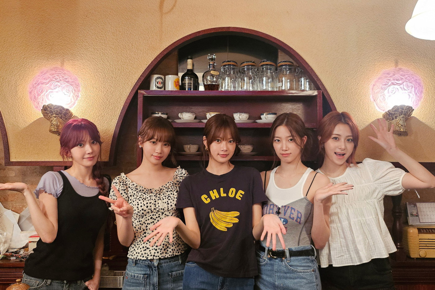 LE SSERAFIMが東京・亀戸の喫茶店で突然アルバイトをしたら、二宮和也もびっくりの衝撃の光景が！【ニノなのに】 - 画像一覧（1/8）