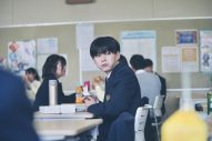 長尾謙杜（なにわ男子）の目に宿る“疑惑”と“恋心”。映画『恋に至る病』新場面写真3点解禁 - 画像一覧（2/3）