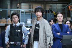 櫻井翔主演ドラマ『放送局占拠』第5話！武装集団“妖（あやかし）”のリーダー・般若がついに面を脱ぐ