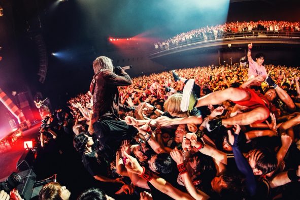 【ライブレポート】HYDE、人気のライブ企画“BEAUTY & THE BEAST”が途轍もない熱狂の空間に！「こんなすごいことになるとは」