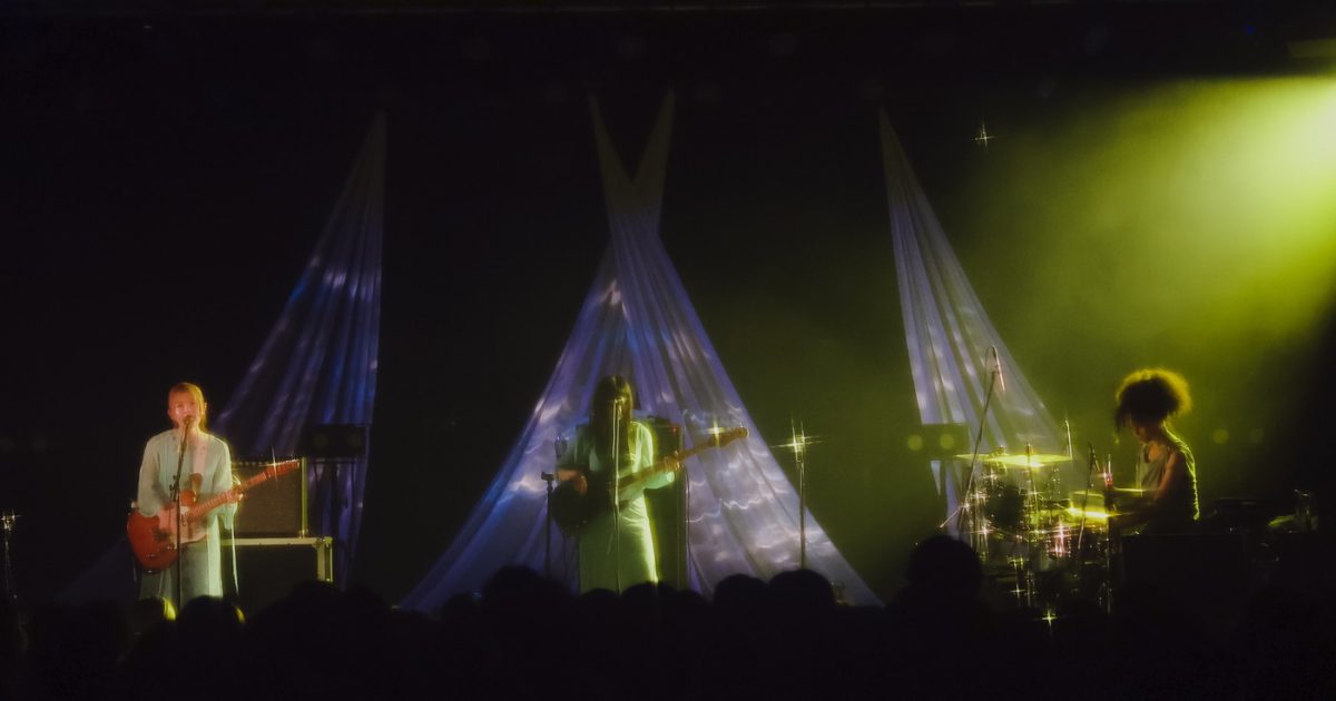 ライブレポート】星空と宇宙を巡るコンセプトライブ。リーガルリリーが