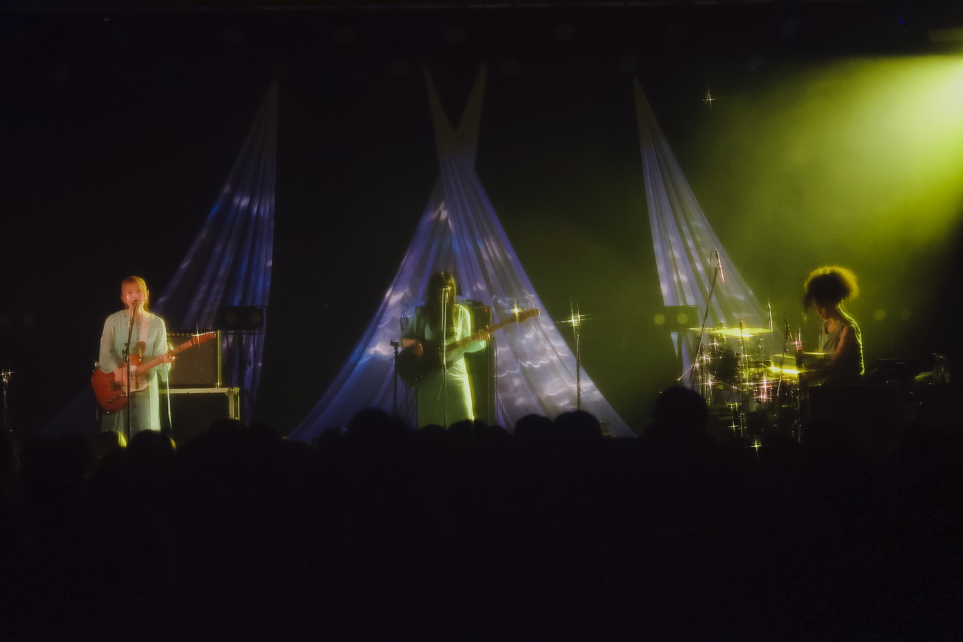 【ライブレポート】星空と宇宙を巡るコンセプトライブ。リーガルリリーが見せた深淵とスケールを増したバンドのあらたな形