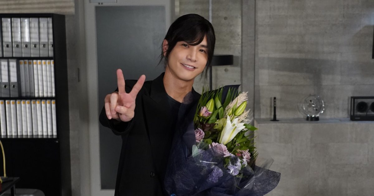 岩田剛典主演ドラマ『DOCTOR PRICE』クランクアップ時のコメント＆写真