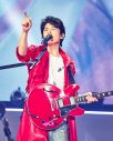 福山雅治デビュー35周年ドームライブ開幕！新曲「幻界」キャペーン特別賞は福山所有の“赤いオープンカー”と記念撮影参加権 - 画像一覧（4/14）