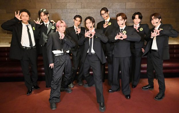 Snow Man『それスノ』で新曲「カリスマックス」を “特別なある場所”から披露