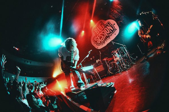 【ライブレポート】秋山黄色、ゲストにCLAN QUEENを招いた饗宴！“秋山黄色presents『BUG SESSION vol.2』”閉幕