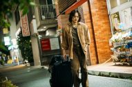 北村匠海主演映画『愚か者の身分』新場面写真解禁。＜光と闇＞の狭間に生きる若者たちの姿を捉えた全10点 - 画像一覧（1/10）