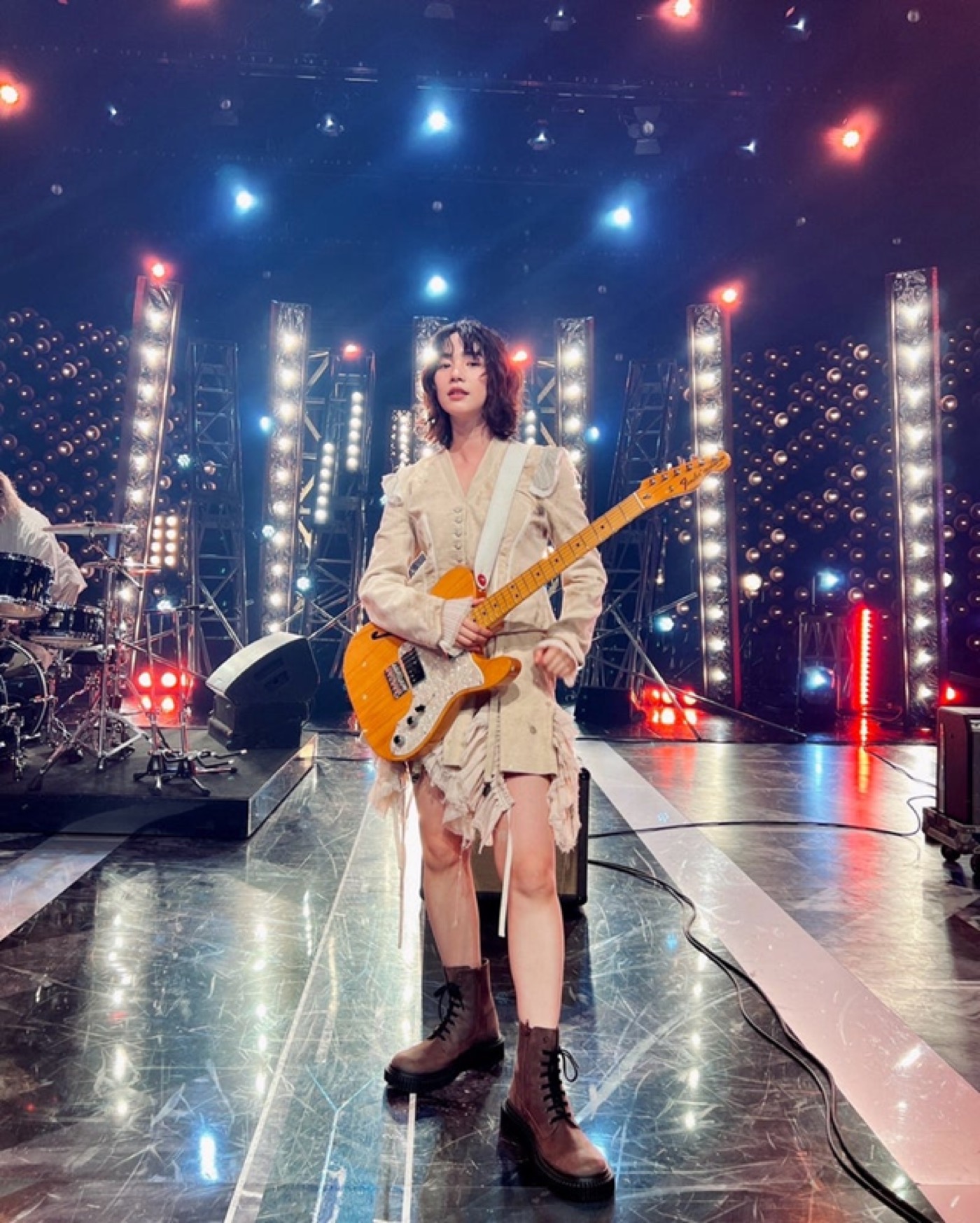 のん、美脚際立つミニスカート姿で地上波音楽番組に降臨！バックステージ写真も公開