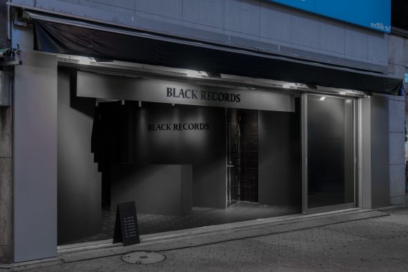 BMSGがオープンさせたと発表！カバーアートが存在しない黒塗りのレコードショップ 「BLACK RECORDS」