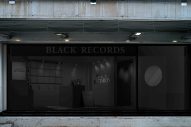 BMSGがオープンさせたと発表！カバーアートが存在しない黒塗りのレコードショップ 「BLACK RECORDS」 - 画像一覧（4/5）