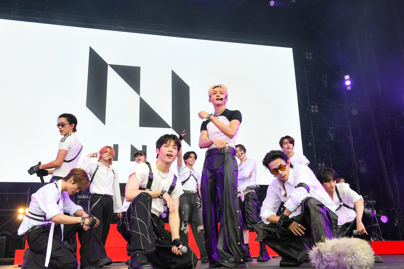 【ライブレポート】INI『ロッキン』で熱気の渦を起こす！「夏はまだ終わらないぞ！」（藤牧京介）